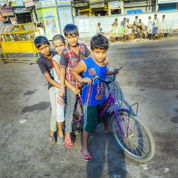 Niños sentados en una bicicleta temprano en la mañana — Foto de Stock