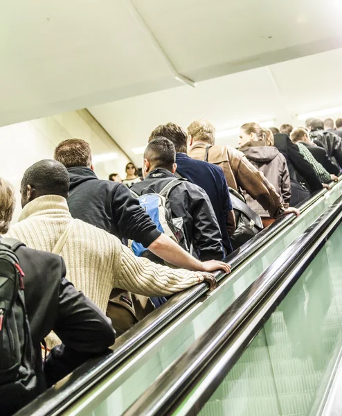 Menschen steigen auf die Rolltreppe — Stockfoto