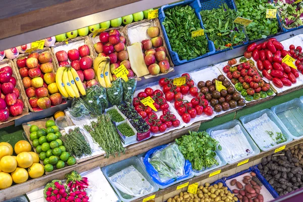 Människor njuta av shopping i kleinmarkthalle — Stockfoto