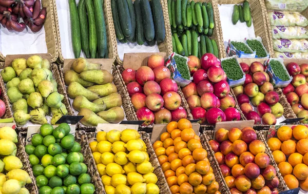 As pessoas gostam de fazer compras no Kleinmarkthalle — Fotografia de Stock