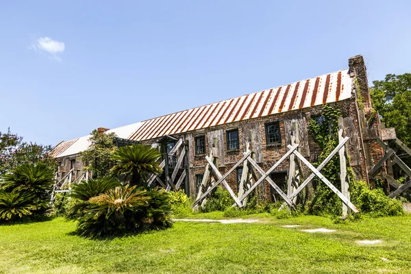 Gamla ruinerande historiska hut i en gammal gård i south carolina — Stockfoto