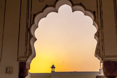 günbatımı manzaralı üst jaipur şehrinde küçük bir tapınak 