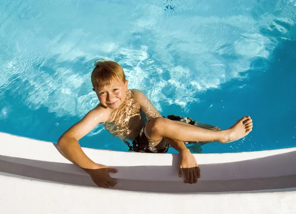 수영장 laughes와 포즈에 귀여운 소년 — 스톡 사진
