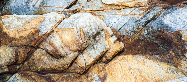Vackra mönster i stenen vid kusten — Stockfoto