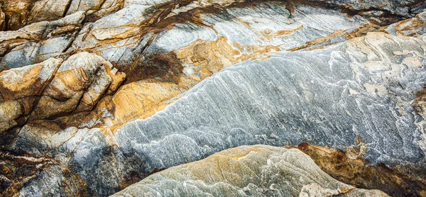 Belo padrão em pedra na costa — Fotografia de Stock