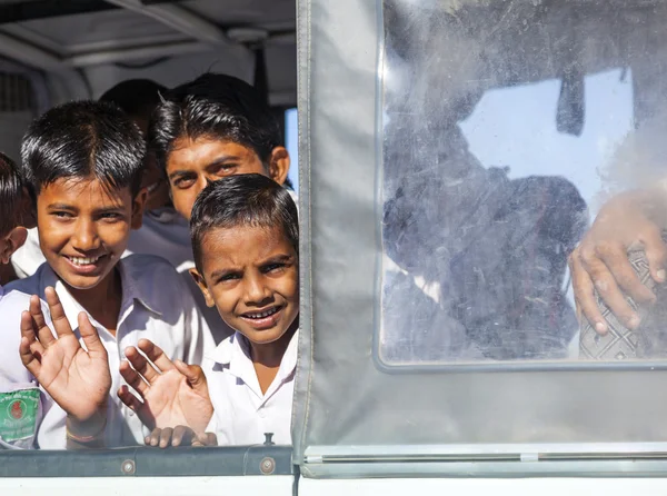 Alunos passeio em um ônibus público para a escola — Fotografia de Stock