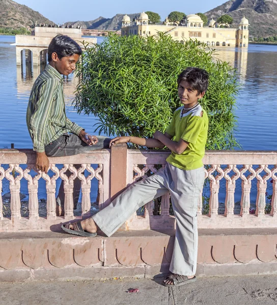 Teens enjoy the sunset at the water palace in Jaipur — Stock Photo, Image