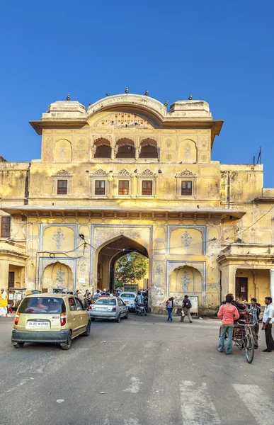 Personnes à la porte d'entrée du palais de la ville à Jaipur — Photo