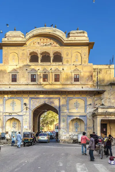 Personas en la puerta de entrada del palacio de la ciudad en Jaipur —  Fotos de Stock
