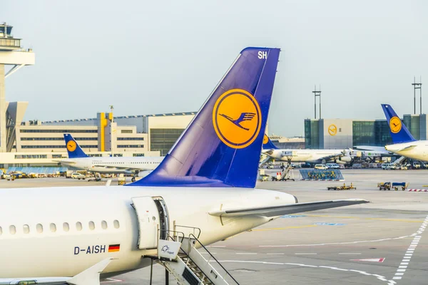 Lufthansa Aeronaves de pé no terminal 1 em Frankfurt airp — Fotografia de Stock