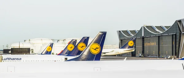 Lufthansa Aviones de pie en la terminal 1 en el aeropuerto de Frankfurt —  Fotos de Stock