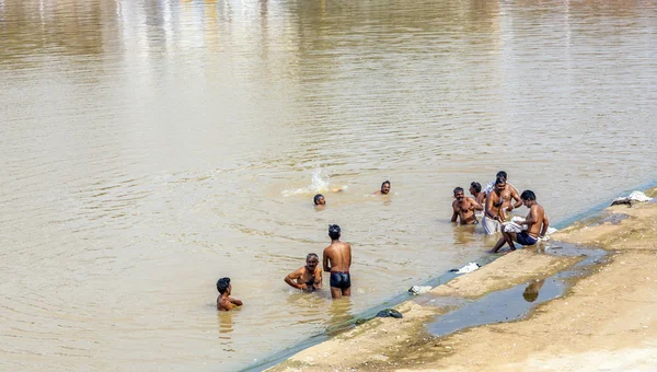 Pilgrims take ritual bathing in holy lake — Stock Photo, Image