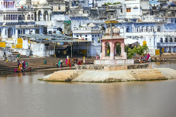 Los peregrinos toman un baño ritual en el lago sagrado en Pushkar — Foto de Stock