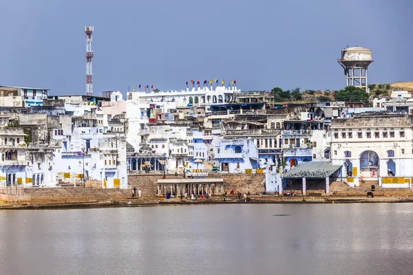 Los peregrinos toman un baño ritual en el lago sagrado en Pushkar —  Fotos de Stock