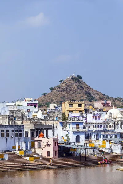 Pelgrims nemen rituele baden in heilige meer op in pushkar — Stockfoto