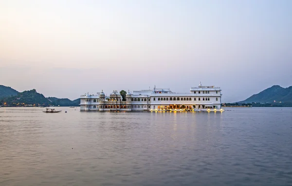 Jezero palác, udaipur rajasthan v ranním světle — Stock fotografie