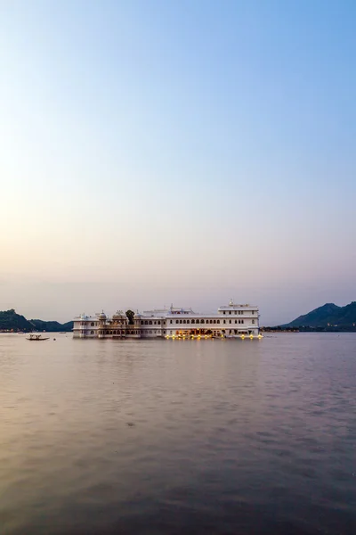 Jezero palác, udaipur rajasthan v ranním světle — Stock fotografie