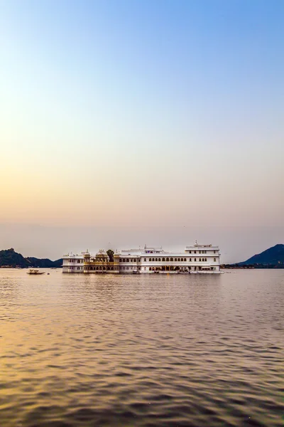 Jezioro pałacu, Radżastan udaipur w świetle wcześnie rano — Zdjęcie stockowe