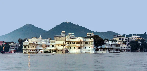 Solnedgång med utsikt till city palace i udaipur — Stockfoto