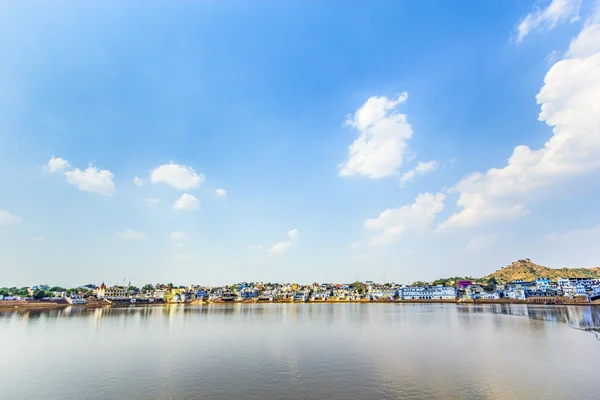 Kasaba pushkar Hindular için kutsal kutsal yerin görünümü — Stok fotoğraf