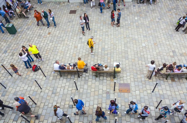 As pessoas fazem fila para visitar o castelo Neuschwanstein — Fotografia de Stock