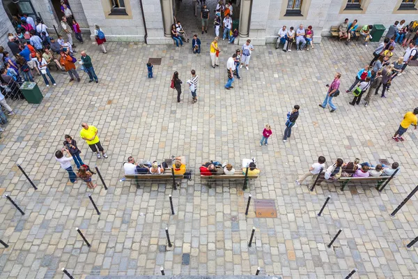 As pessoas fazem fila para visitar o castelo Neuschwanstein — Fotografia de Stock