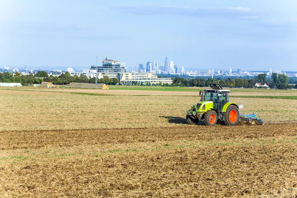Traktor está correndo no acre arar a terra — Fotografia de Stock