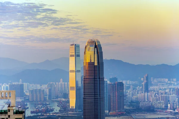 Top van wolkenkrabber door nacht met panorama van hong kong — Stockfoto