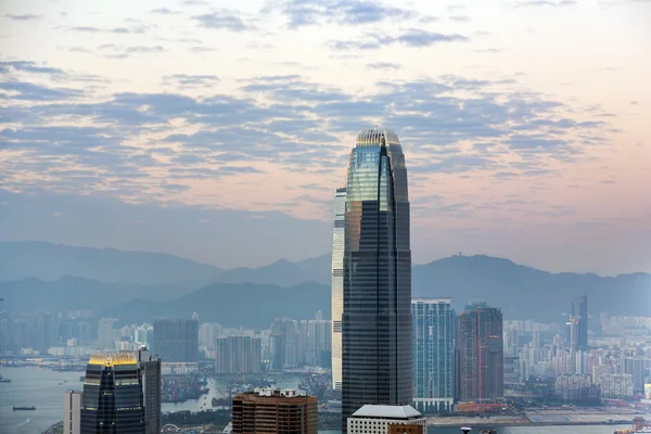 Parte superior de rascacielos por la noche con panorama de Hong Kong —  Fotos de Stock