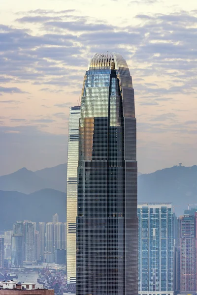 Parte superior de rascacielos por la noche con panorama de Hong Kong —  Fotos de Stock