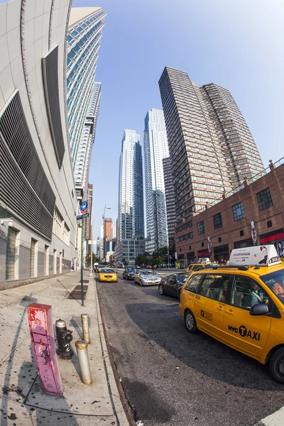 Taxi i 42 gatan med utsikt till skyskrapor — Stockfoto