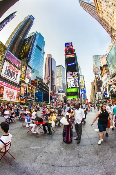 Times square is gekenmerkt met theaters van broadway en het enorme aantal — Stockfoto