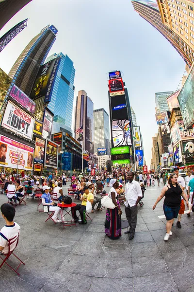 Times Square, caracterizado com teatros da Broadway e grande número de — Fotografia de Stock