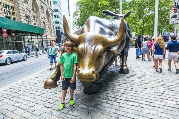 Landmark laddning bull i lower manhattan — Stockfoto