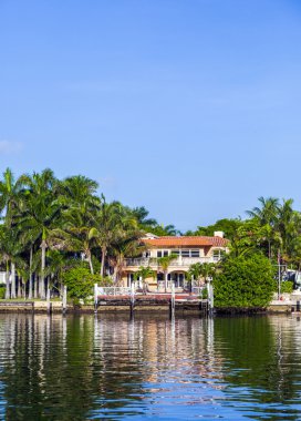 lüks evler Miami kanalında