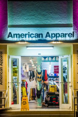 insanlar gece hayatının tadını çıkarmak ve geceleri ocean drive alışverişe gitmek