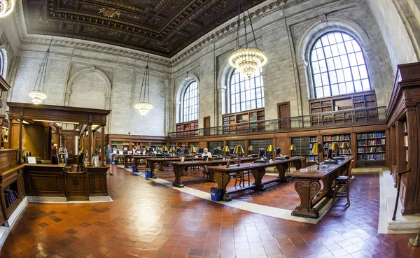Az emberek tanulmányozzák a New York Public Library New Yorkban — Stock Fotó