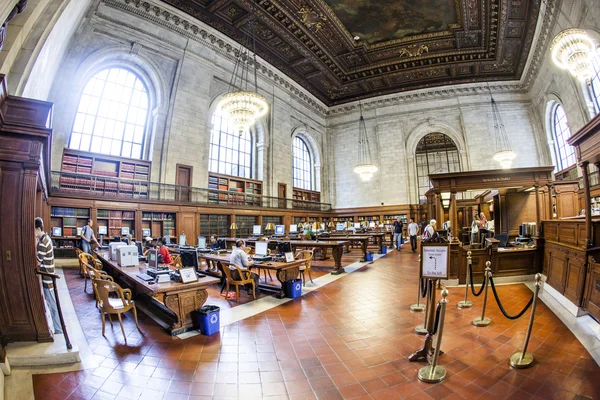 Studie lidí v new Yorku veřejná knihovna v new Yorku — Stock fotografie