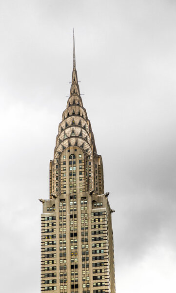 Фасад здания Крайслер во второй половине дня
