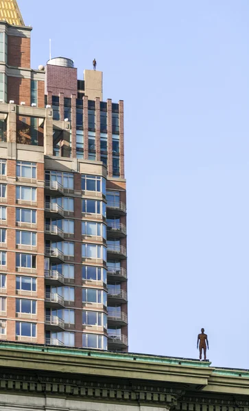 Statue of Man from artist Antony Gormley on the roof — Stock Photo, Image