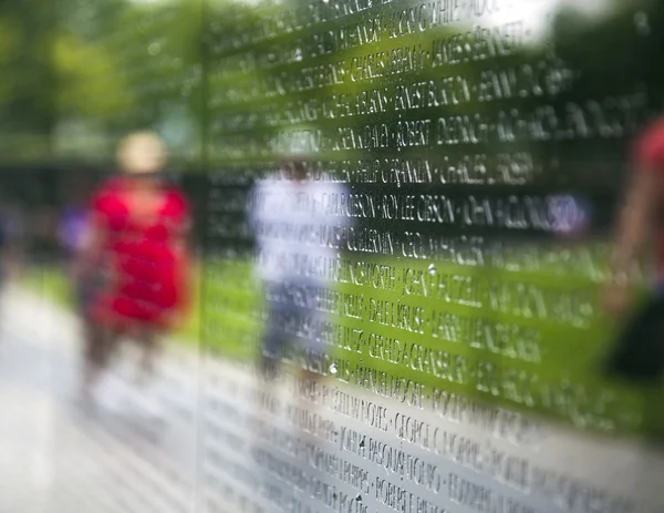 Nombres de víctimas de la guerra de Vietnam en el Veterans Memorial — Foto de Stock