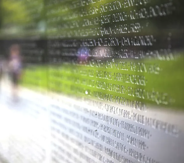 Nombres de víctimas de la guerra de Vietnam en el Veterans Memorial — Foto de Stock