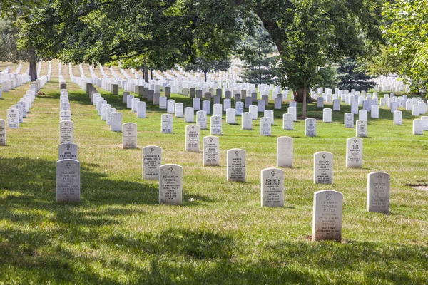 Mezar taşları üzerinde arlington Ulusal Mezarlığı — Stok fotoğraf