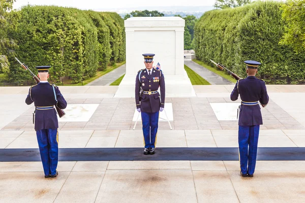 Mudar de guarda no Cemitério Nacional de Arlington em Washington — Fotografia de Stock