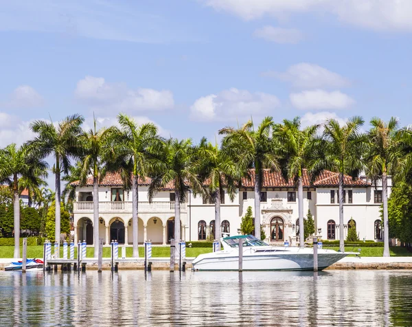 Luxusní domy na kanál v miami — Stock fotografie