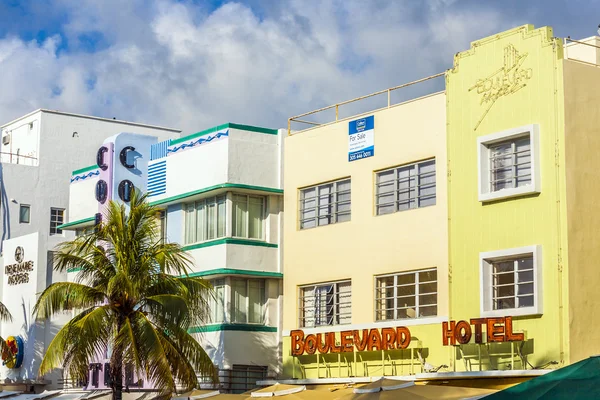 Facade of art deco buildings at ocean drive in Miami — Stock Photo, Image