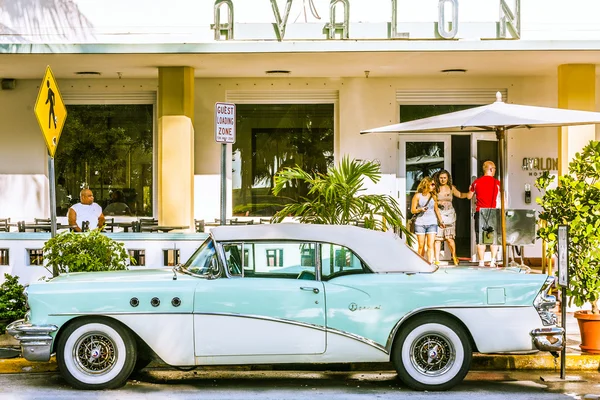 Klassisk bil krom radiator grill parker på ocean drive — Stockfoto