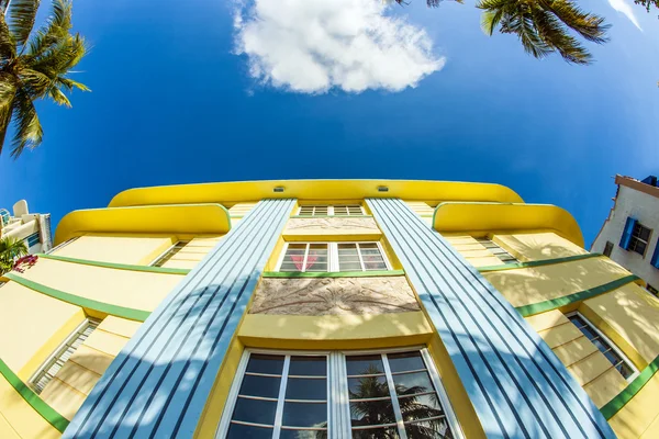 Fachada del edificio art deco en Ocean Drive con Maya Grill — Foto de Stock