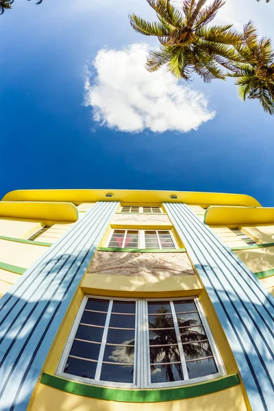 Fachada do edifício art deco no Ocean Drive com Maya Grill — Fotografia de Stock