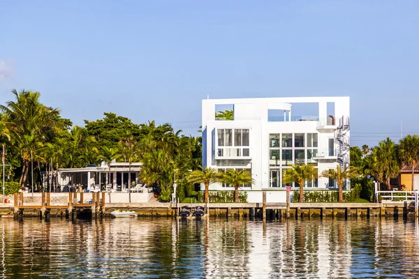 Роскошные дома на канале в Майами — стоковое фото